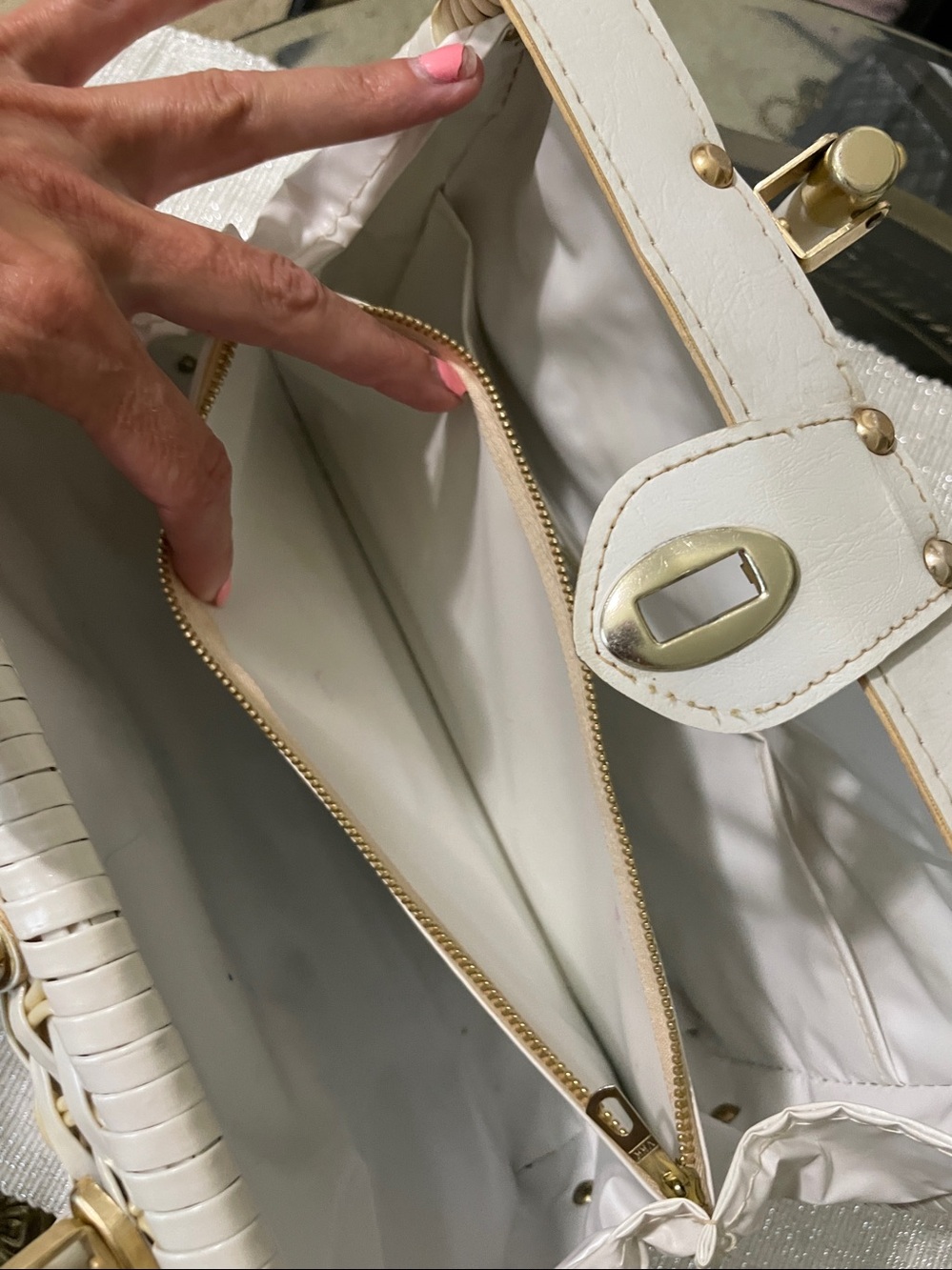 Amazing find!!! Vintage 1950/60’s White and Cream Woven Shell Accent Handbag - Picture 7 of 8